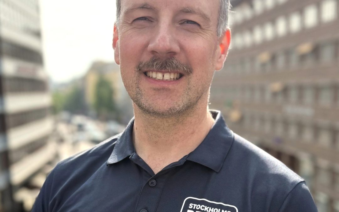 “Professorn” – naprapaten i Stockholm som läser både padelmatcher och ryggar